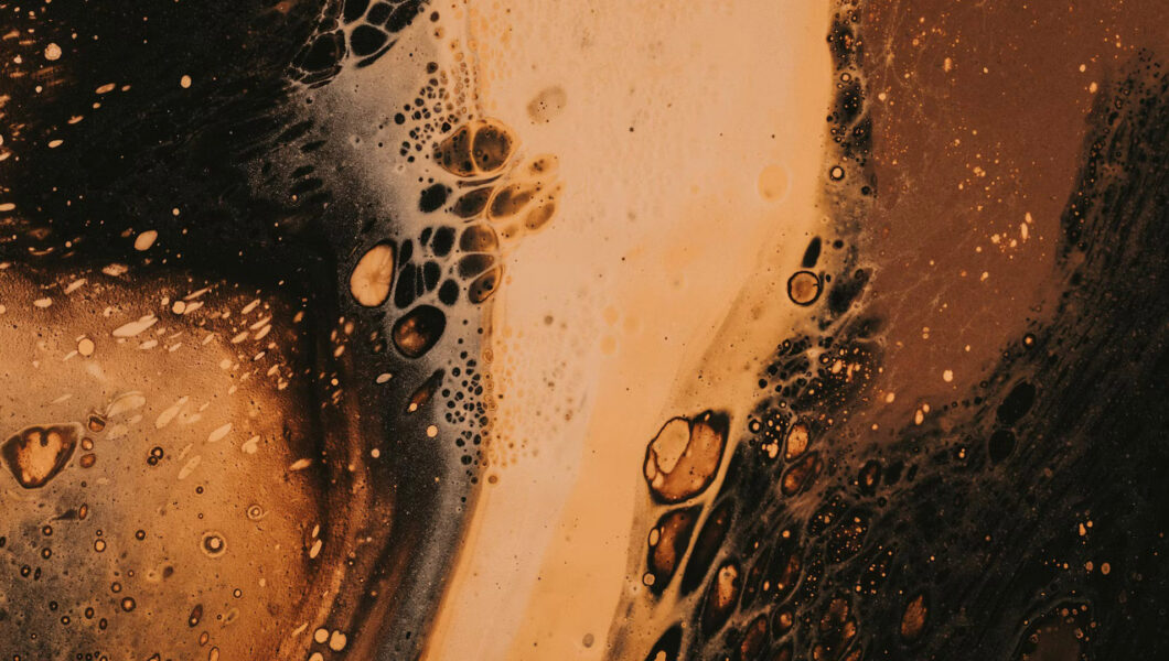 Birra in primo piano con schiuma artistica