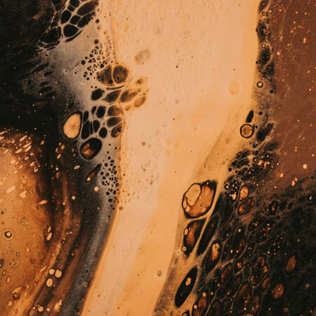 Birra in primo piano con schiuma artistica