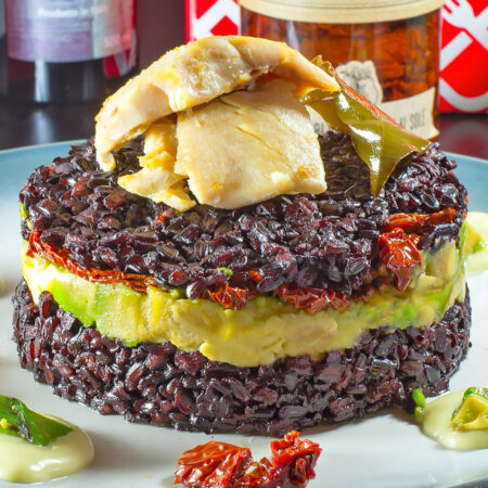 Tortino estivo di riso nero italiano con Avocado, pomodori secchi sottolio e trota all'alloro